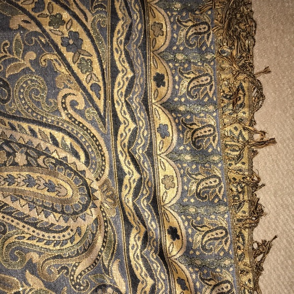 Woman’s Beautiful Paisley Pashmina - Picture 3 of 10